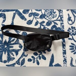 Lululemon Everywhere 1L Belt Bag Black with Silver Finish